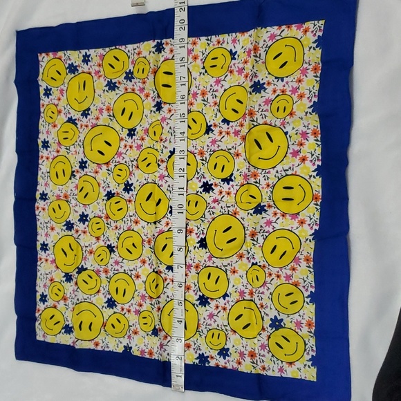 ❤️ 5for$10 Happy Face Bandana - Picture 4 of 5